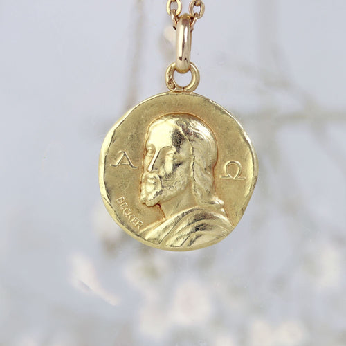 Pendentif Médaille de baptême or jaune Christ Catacombes signée Becker 58 Facettes CVP191