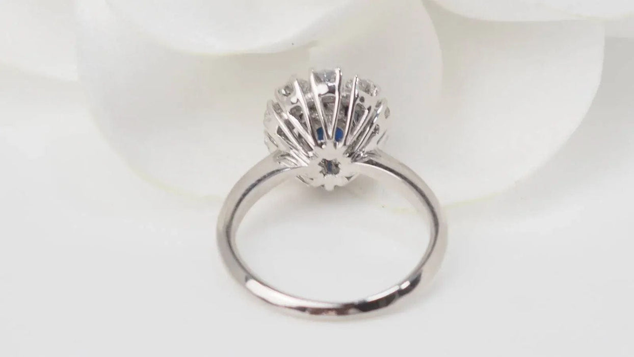 Bague 54 Bague marguerite en or blanc, saphir ovale et diamants 58 Facettes 32893