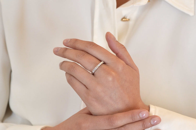 Bague 56 Demi alliance diamants et or blanc 58 Facettes 25730 22384a