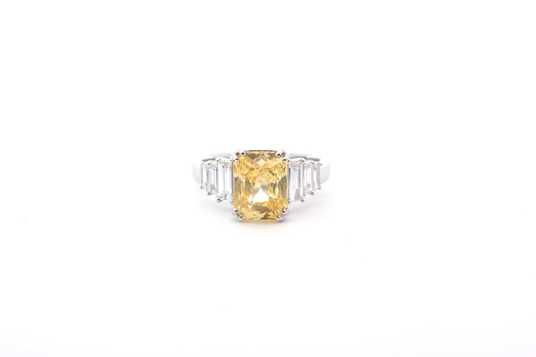 Anillo de zafiro amarillo y diamantes de 5,18 ct