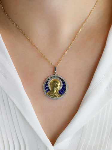 Pendentif VERNON Médaille Art Nouveau émail plique-à-jour or jaune diamants 58 Facettes 1153.9