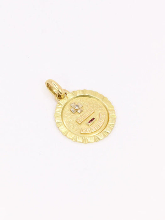 Pendentif AUGIS - Médaille amour ronde striée or jaune diamants rubis 58 Facettes J620