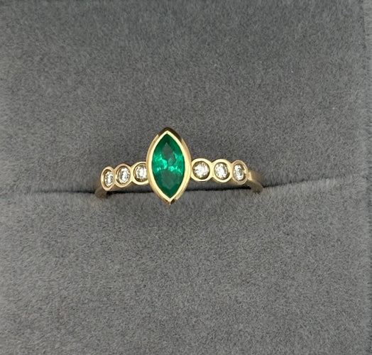 Bague Bague en or avec émeraude taille marquise et diamants 58 Facettes 50006