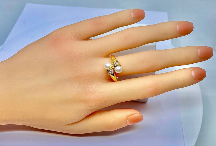 Bague 59 Bague en or jaune, 2 perles et 6 diamants 58 Facettes AB382