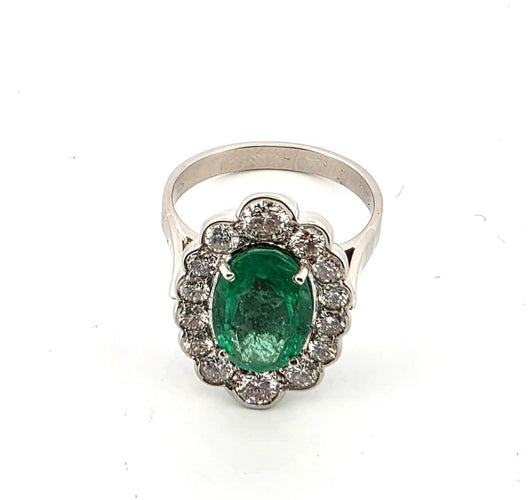 18kt白金戒指，镶嵌3.00克拉祖母绿和0.90克拉钻石 