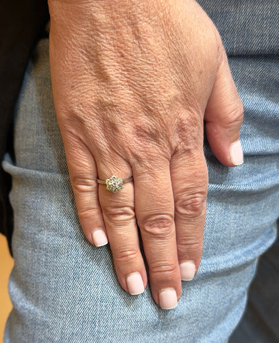 Kroužek Sedmikráska z 18karátového bílého zlata a diamantů