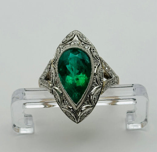 Bague Bague en or blanc et platine, émeraude naturelle en forme de poire sertie de diamants. 58 Facettes 50160