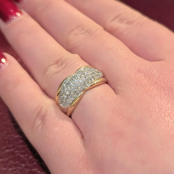Ring aus Gelbgold und Diamantpavé