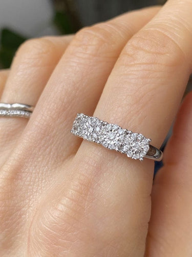 Bague 54 Bague en or blanc sertie de 5 fleurs en diamants 58 Facettes