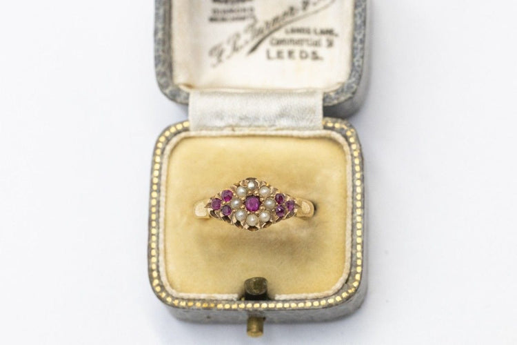 Bague 54 Bague ancienne en or jaune ornée de rubis et de perles 58 Facettes 11162