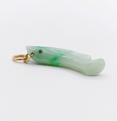 Pendentif Pendentif vintage or jaune 18k poisson gravé en jade 58 Facettes A06169