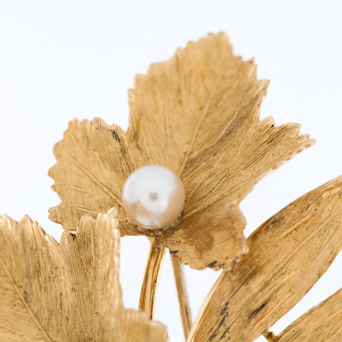 Weinbergblatt-Brosche aus Gelbgold mit Perlen
