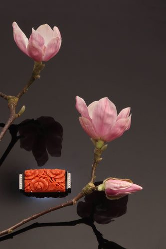 Broche Une fusion d'élégance et de zen : broche japonisante Art déco des années 1920 avec diamants, onyx et corail sanguin 58 Facettes 23277-0093