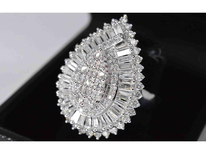 Bague 54 Bague entourage exclusive en or blanc en forme de larme avec diamants 58 Facettes 2039