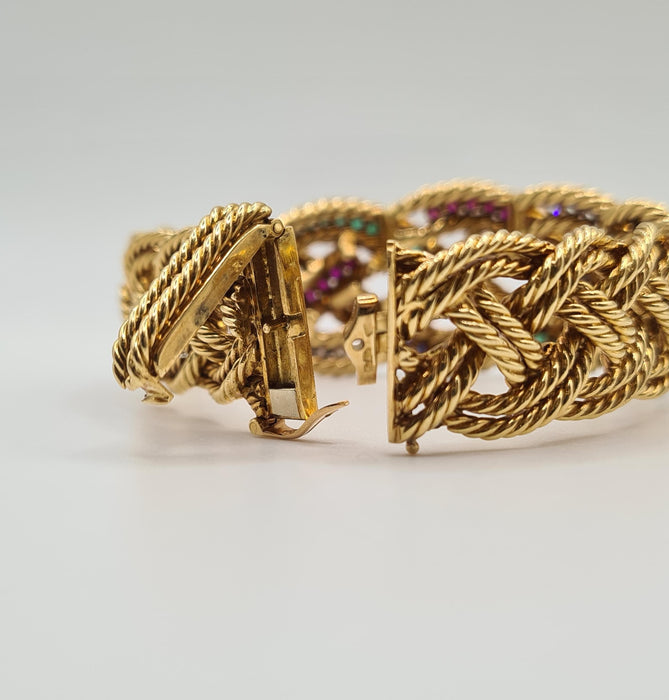 Boucheron - Brazalete de oro amarillo engastado con diamantes, zafiros, esmeraldas y rubíes.