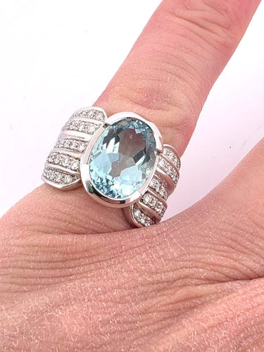 Bague 55 Bague en or blanc 18kt avec aigue-marine ovale 6.80ct et diamants 1.00ct 58 Facettes