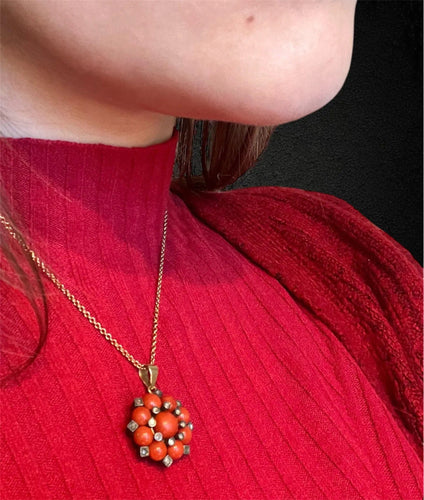 Ciondolo Stellato Corallo e Diamanti 58 Facettes