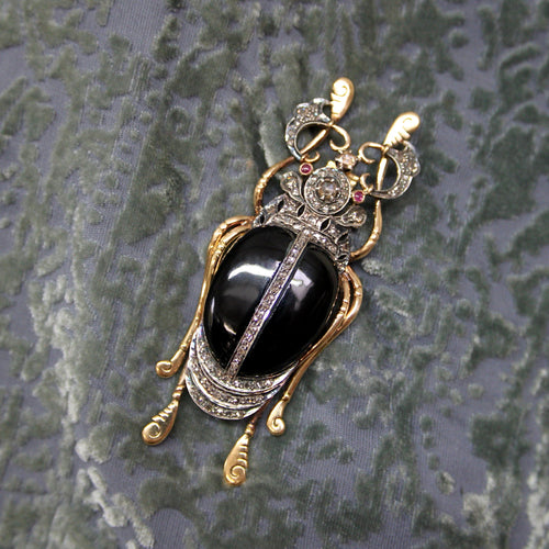 Broche Broche scarabée édouardienne en or 18 carats et argent sterling avec diamants taille rose, onyx et rubis 58 Facettes