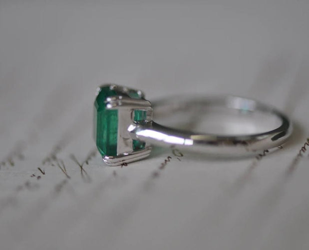 Bague Bague émeraude en or blanc 58 Facettes