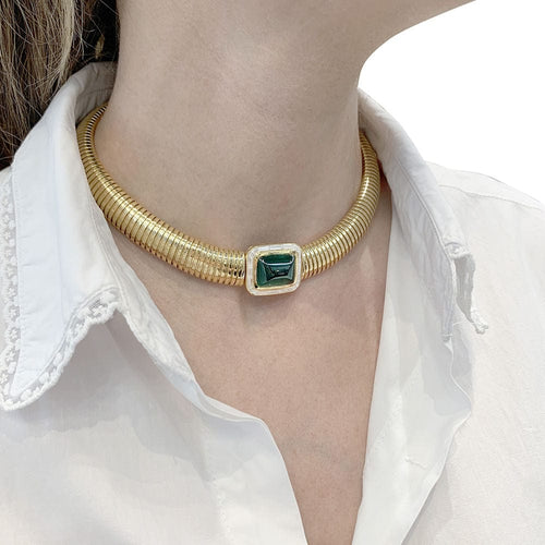 Collier Collier tubogas vintage, or jaune, émeraude, diamants. 58 Facettes 33792