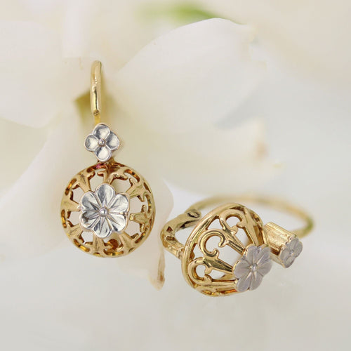Boucles d'oreilles Dormeuses anciennes deux ors fleurs 58 Facettes 20-040C