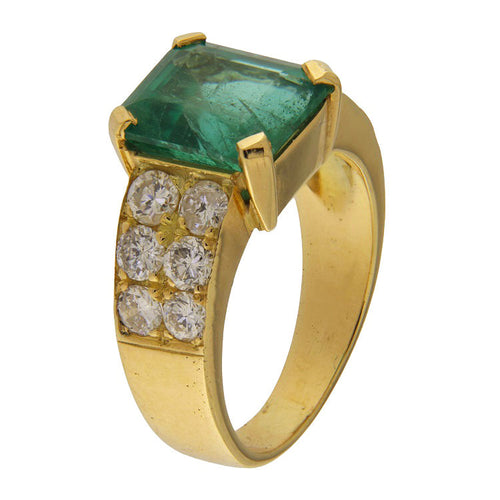 Prsten ze žlutého zlata se smaragdem o hmotnosti 4,54 karátu a diamanty 