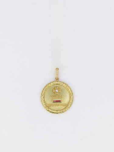 Pendentif Médaille Augis ronde couronne de laurier Plus qu’hier moins que demain or jaune diamant rubis 58 Facettes 678
