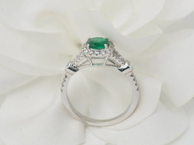 Bague 53 Bague entourage en or blanc, émeraude 0.61ct et diamants 58 Facettes 33176