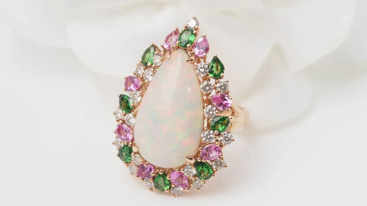 Anillo de cóctel en oro rosa y cabujón de ópalo