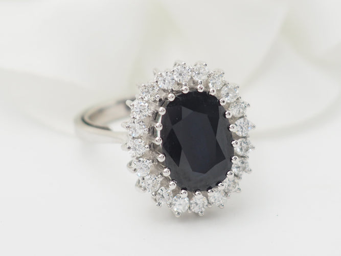 Bague 54 Bague entourage en or blanc, saphir ovale et diamants 58 Facettes 33297