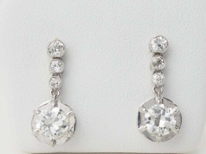 Boucles d'oreilles Paire de dormeuses anciennes en or blanc et diamants 58 Facettes 32108