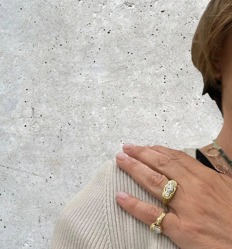 Bague Bague Ancienne Gravée Trois Pierres 58 Facettes