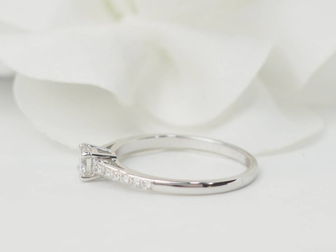 Bague 53 Bague solitaire en or blanc et diamants 0.30 ct 58 Facettes 32448/31791