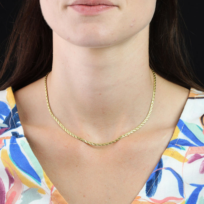 Yellow gold chain necklace with intertwined links