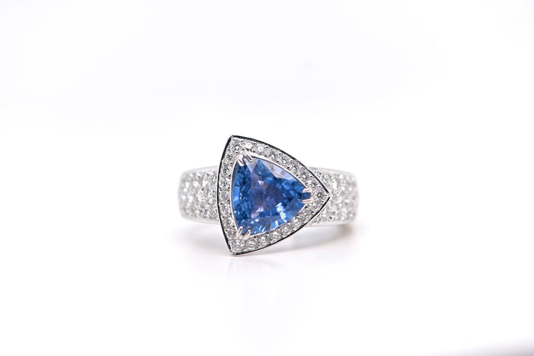 Bague 53 Bague en or blanc sertie d'un saphir et de diamants 58 Facettes