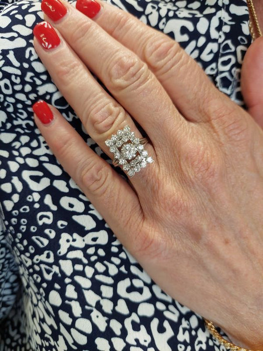 Anillo de oro blanco con diamantes de los años 50.