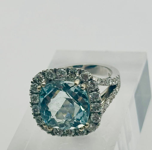 Bague 54 Bague en or blanc avec halo central d'aigue-marine et de diamants 58 Facettes 50298