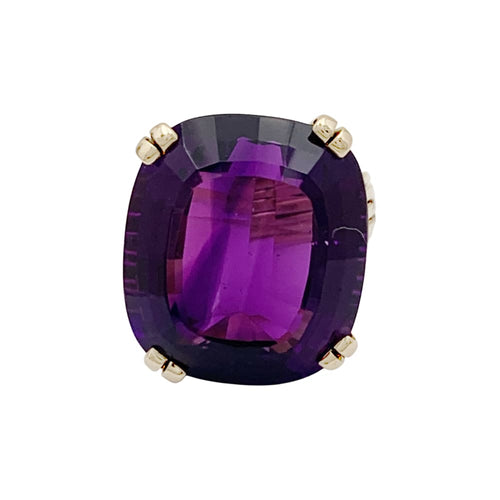 Anillo de oro amarillo y amatista. 