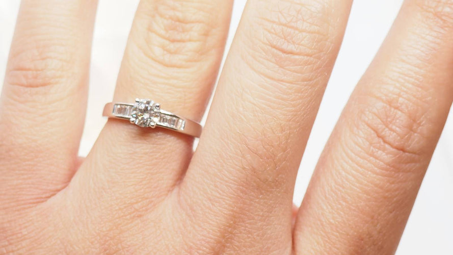 Bague 54 Solitaire en or blanc et diamant rond de 0,52 ct, diamants baguettes 58 Facettes 24474