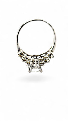 Пръстен от бяло злато 18 карата, украсен с диаманти 