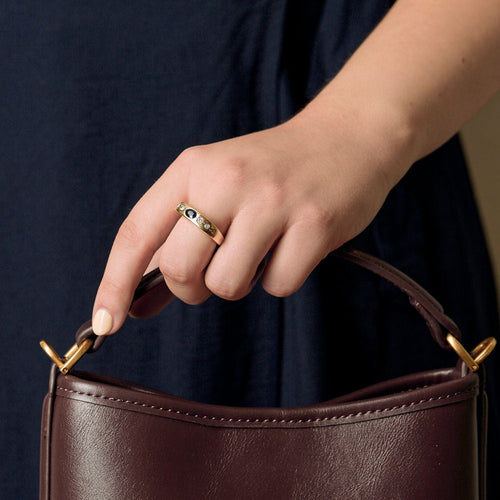 Bague 57 Bague en or jaune, saphir et diamants 58 Facettes SOI3467