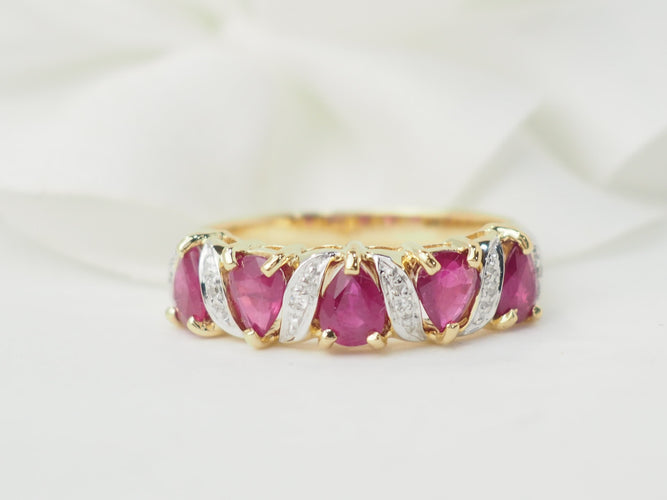 Pierścionek z żółtego złota, z rubinem i diamentami 