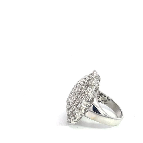 Bague Bague en or blanc et diamants 58 Facettes UN0131