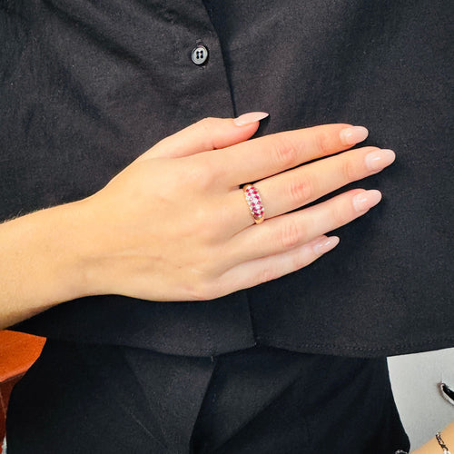 Bague Bague en or jaune ornée de rubis et de diamants à facettes carrées 58 Facettes 2511004