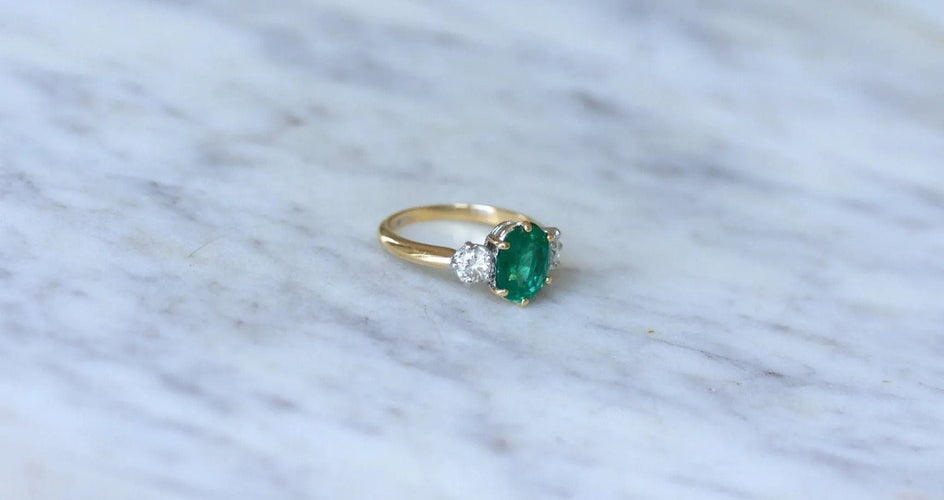 Bague 54.5 Bague Trilogie Emeraude 2.20 Cts et Diamants 58 Facettes