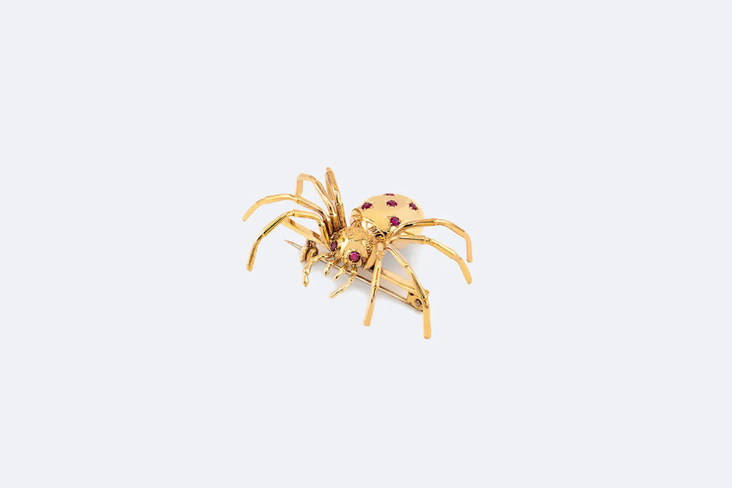 Yellow gold brooch with ruby