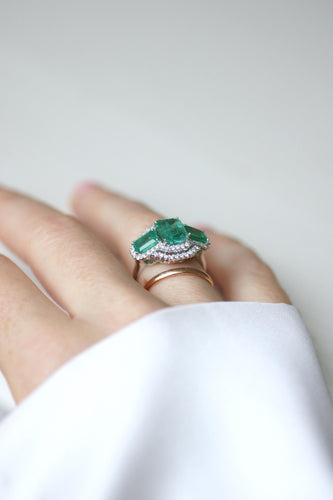 Bague 53 Bague Or Blanc, Trois Emeraudes et Diamants 58 Facettes