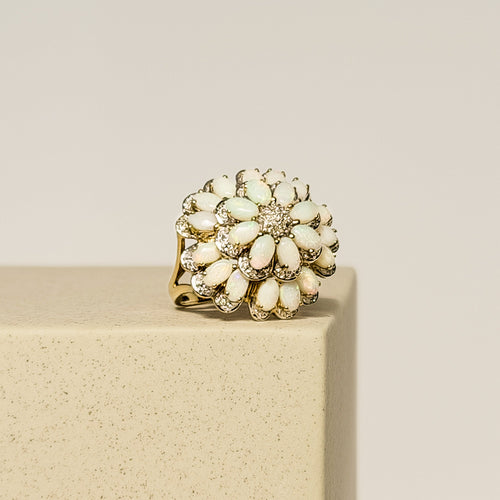 Inel impresionant cu floare din aur de 14 carate, decorat cu opale strălucitoare 