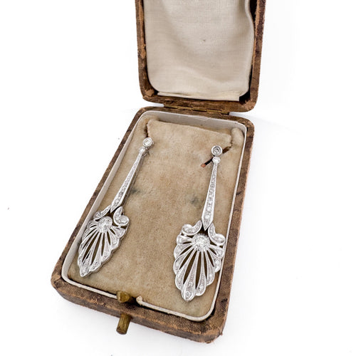 Boucles d'oreilles Orecchini pendenti Déco en or blanc 18 kt et diamants 58 Facettes OR193