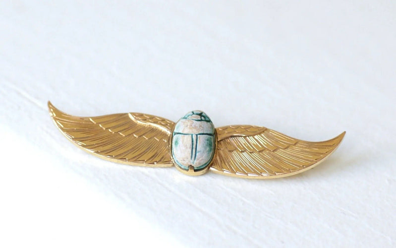 Broche Broche Egyptomanie Or et Scarabée Amulette Fritte 58 Facettes